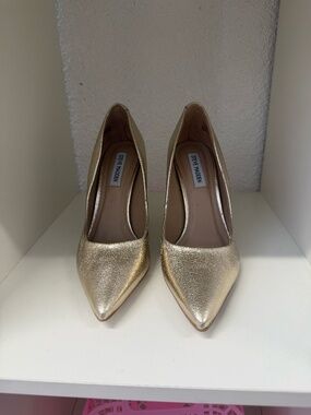 STEVE MADDEN GOLD METALLIC PUMPS SIZE 8